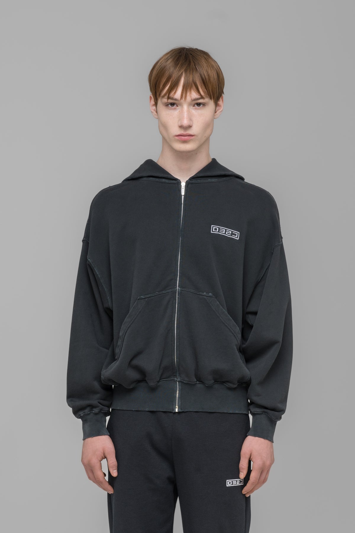 "ROUTINE" ZIP HOODIE BLACK